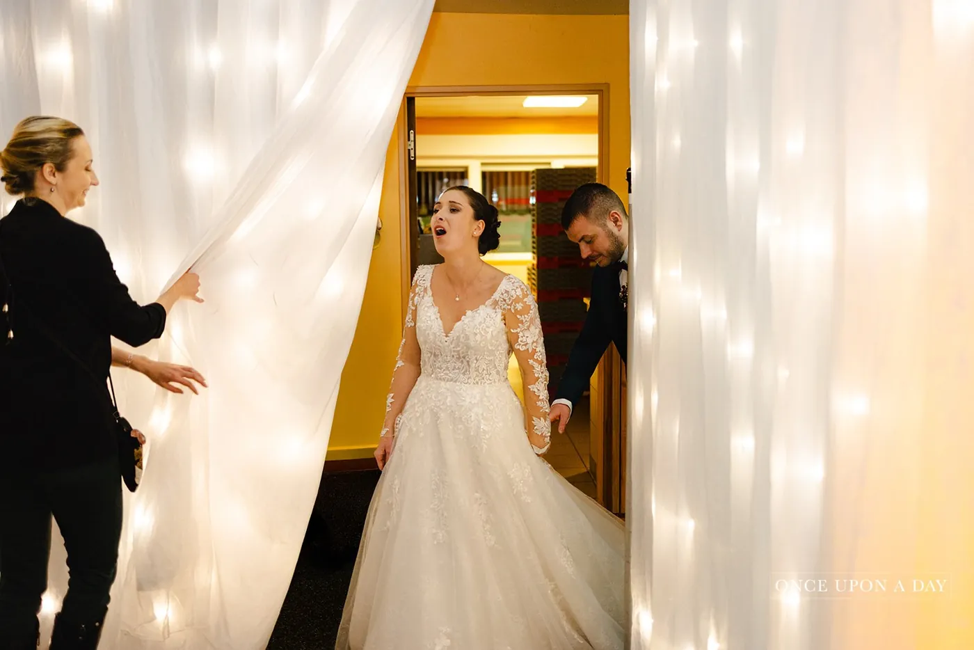 Amandine with the bride before her entrance